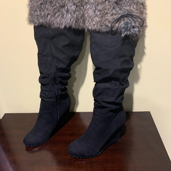 BRAND NEW Linda Faux Fur Heeled Wedge Boots 9.5 - Picture 2 of 2